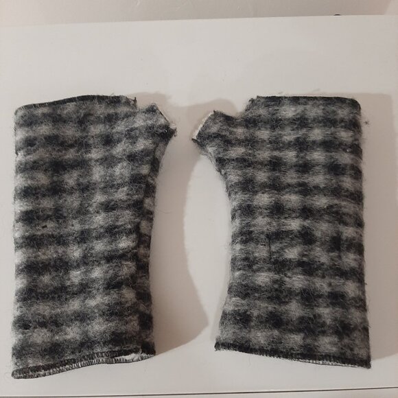 Beautiful Wool fingerless gloves made in Italy - Picture 3 of 10